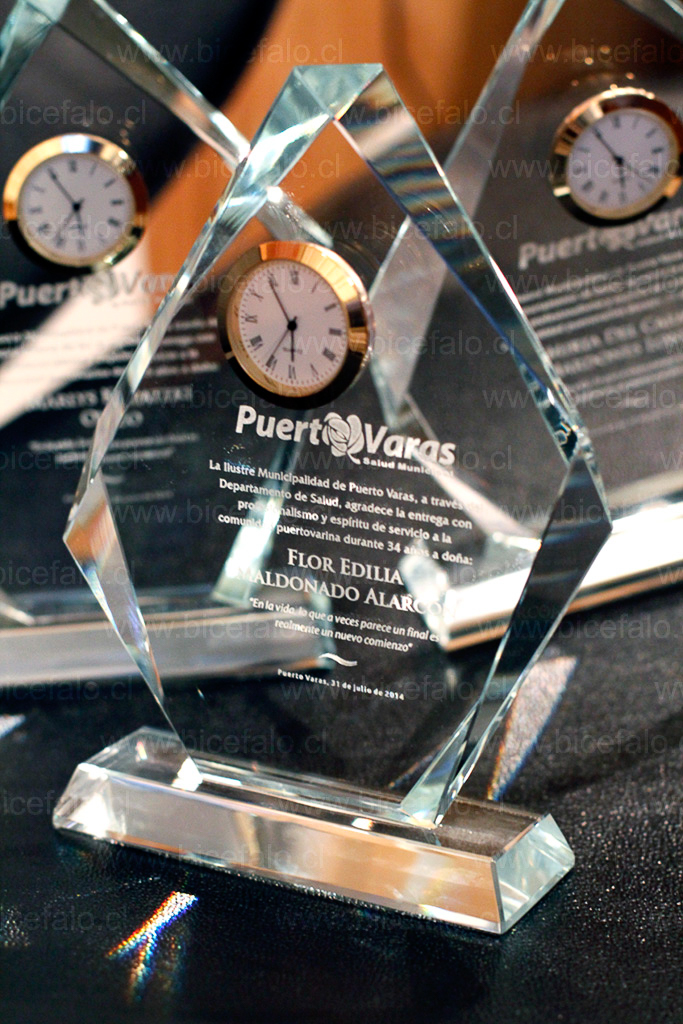 Trofeo Prisma cristal con reloj 35 mm