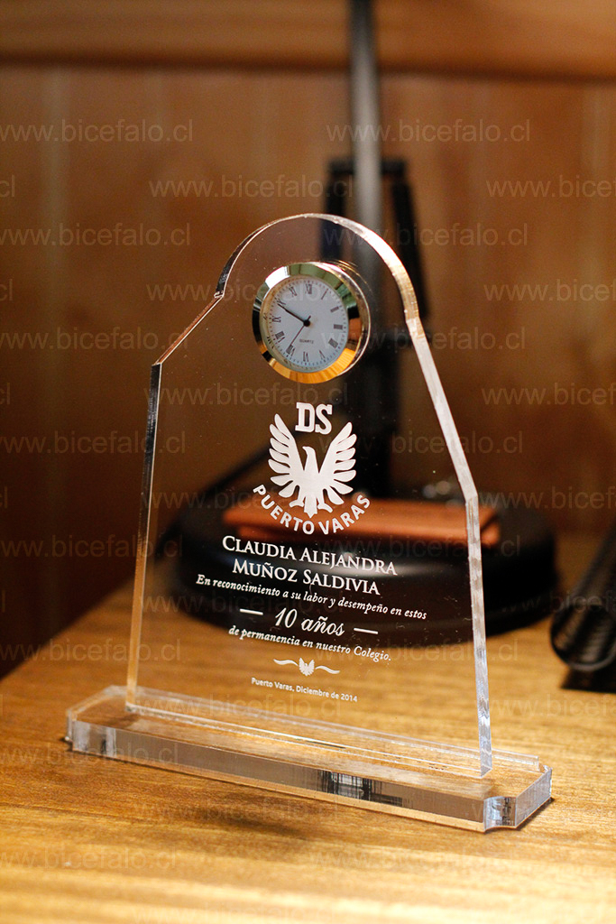 Trofeo acrilico con reloj embutido