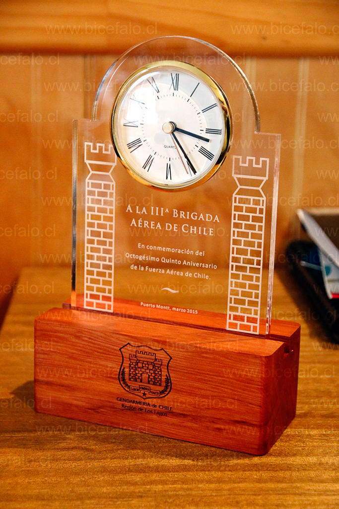 trofeo acrilico madera con reloj