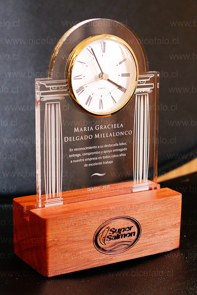 trofeo madera acrilico con reloj embutido