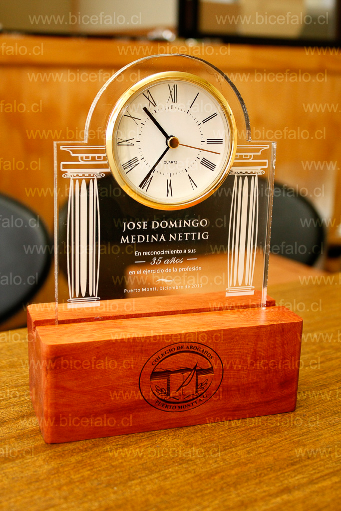 Trofeo acrilico reloj embutido