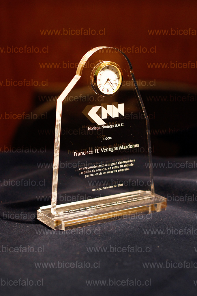 Trofeo acrilico con reloj embutido